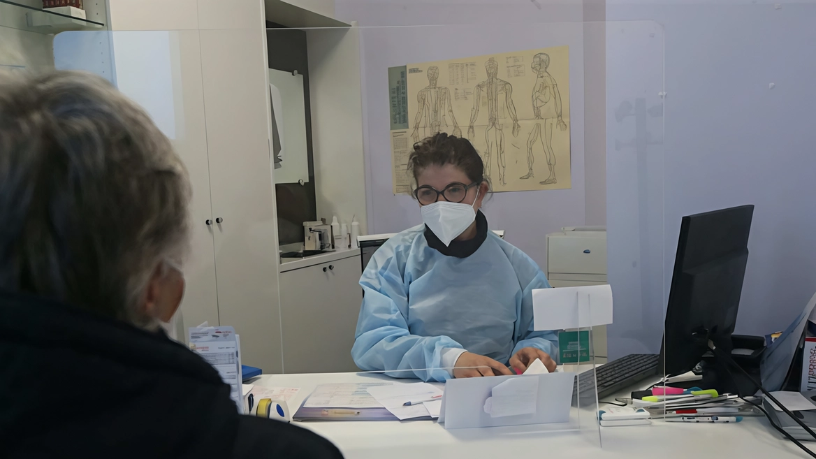 La tecnologia non decolla e le liste di attesa si allungano fino a due settimane. Ripristinata la possibilità di scrivere a mano le richieste di ricette e prescrizioni. La tecnologia non decolla e le liste di attesa si allungano fino a due settimane. Ripristinata la possibilità di scrivere a mano le richieste di ricette e prescrizioni.