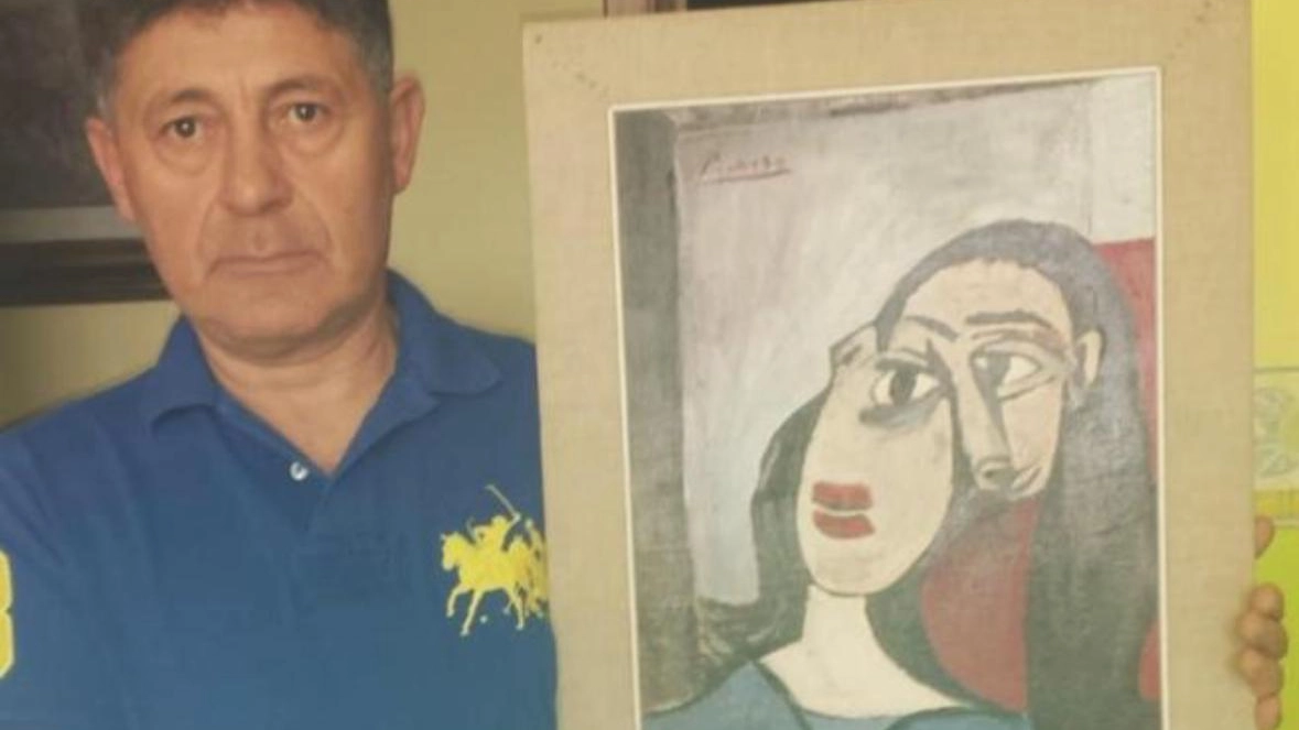 Andrea Lo Rosso con il "Buste de Femme Dora Maar" ritrovato dal padre in una discarica a Capri