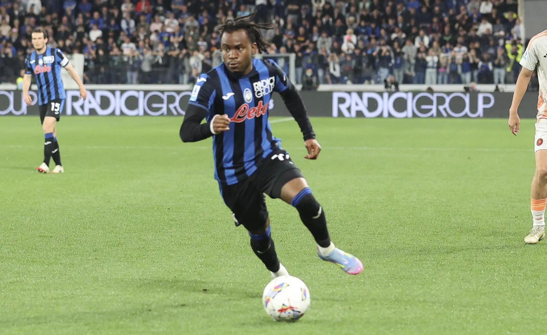 Lookman all’ultimo scatto. L’Atalanta apre la porta. Inter, mancano tre milioni