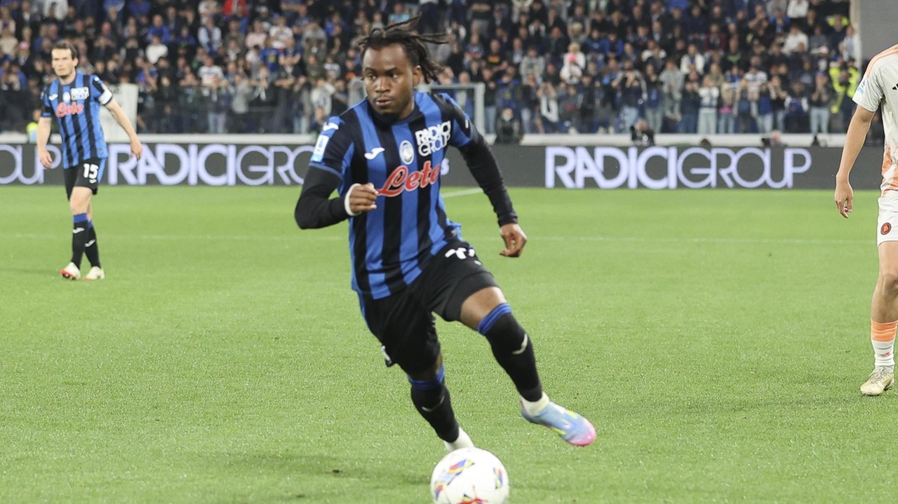 Ademola Lookman in azione con la maglia dell’Atalanta nella passata stagione, la terza vissuta con il club bergamasco