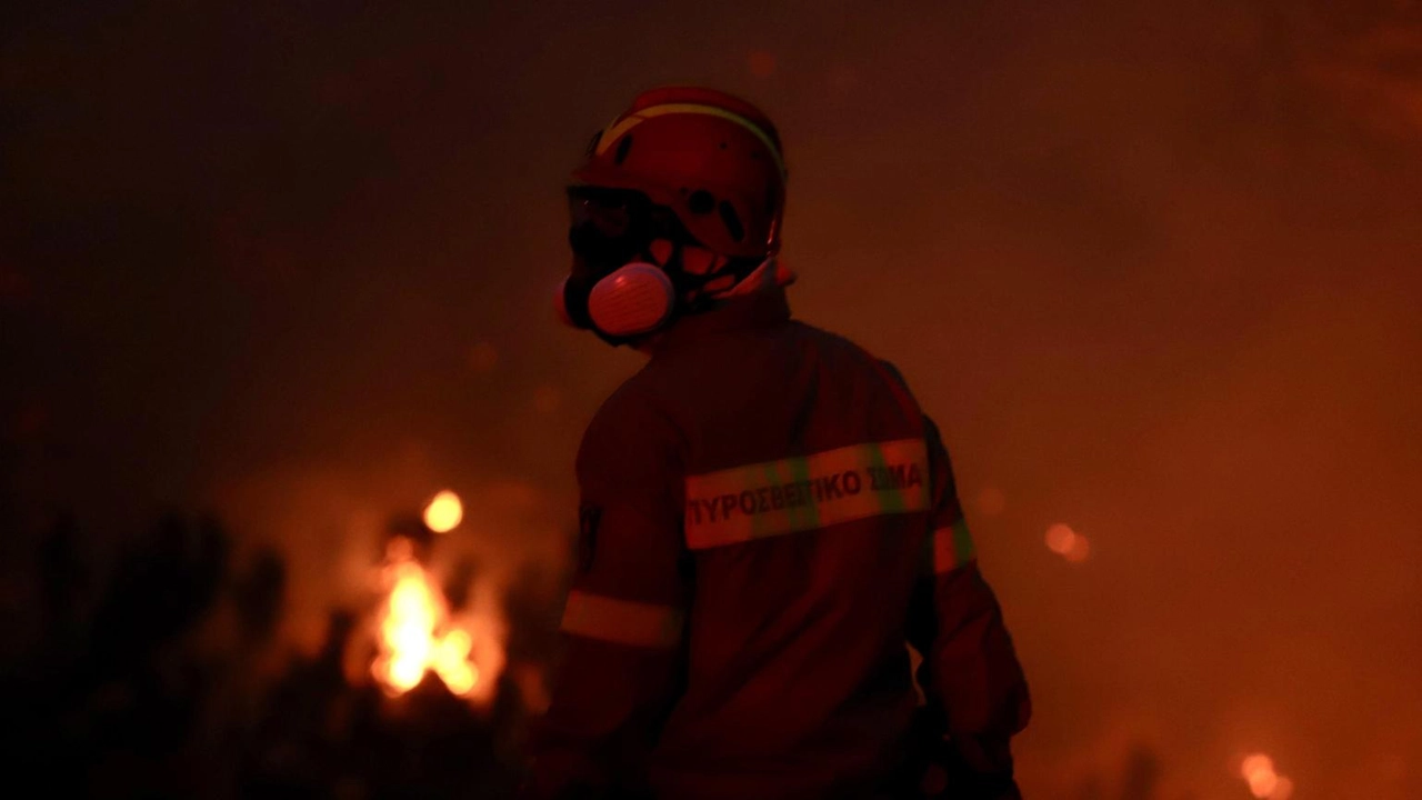 Circa in 5 mila evacuati, il vento impedisce di domare le fiamme