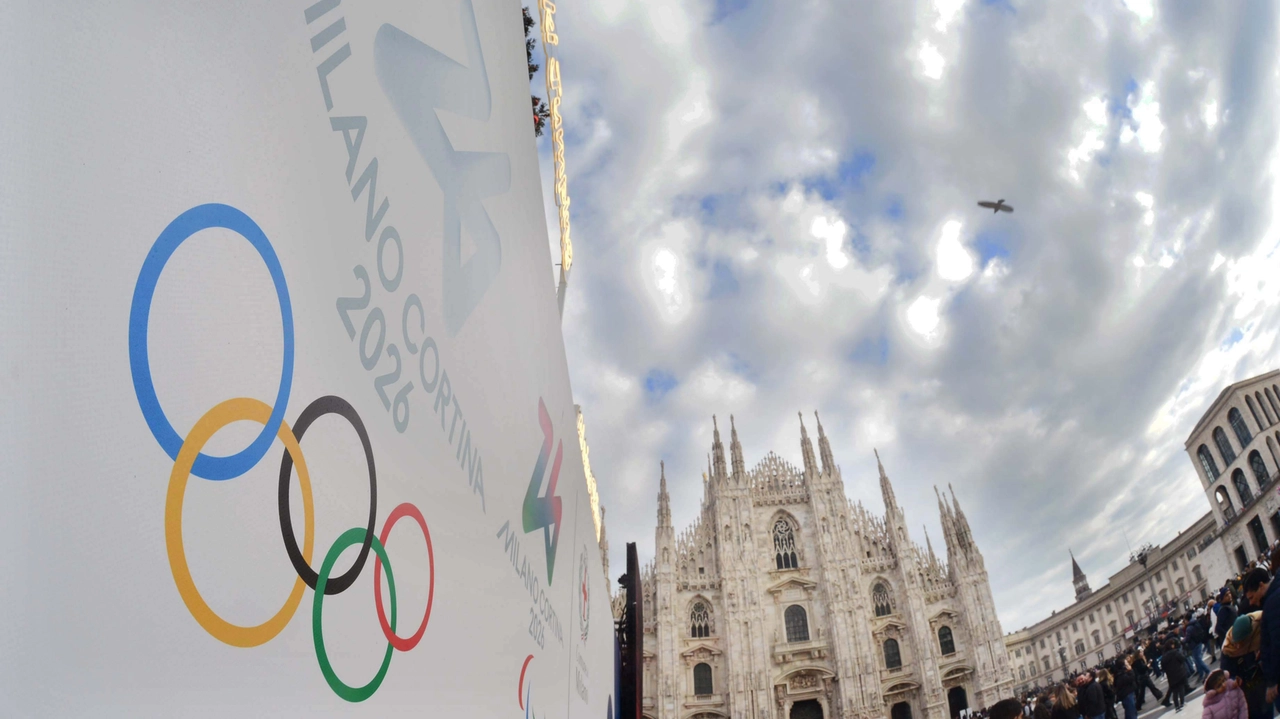 Il logo delle Olimpiadi invernali in piazza Duomo