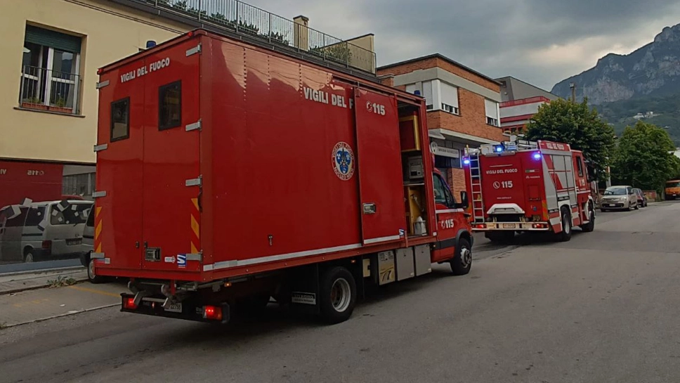 Il sibilo nella notte, poi l’intossicazione: allarme per una fuga di gas a Lecco. Ma era una bomboletta di spray al peperoncino