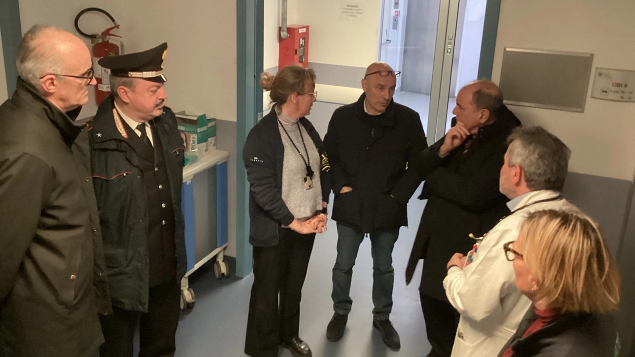 Da sinistra il direttore Laurelli, il maresciallo Simone e al centro il sindaco Del Gobbo Da sinistra il direttore Laurelli, il maresciallo Simone e al centro il sindaco Del Gobbo