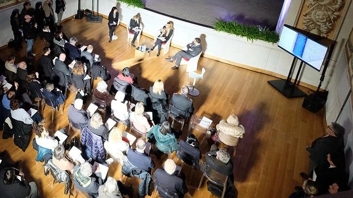 Il sipario si è rialzato ed è quello giusto. Verde velluto, come voleva Napoleone. Il Teatro di Corte della Villa... Il sipario si è rialzato ed è quello giusto. Verde velluto, come voleva Napoleone. Il Teatro di Corte della Villa...