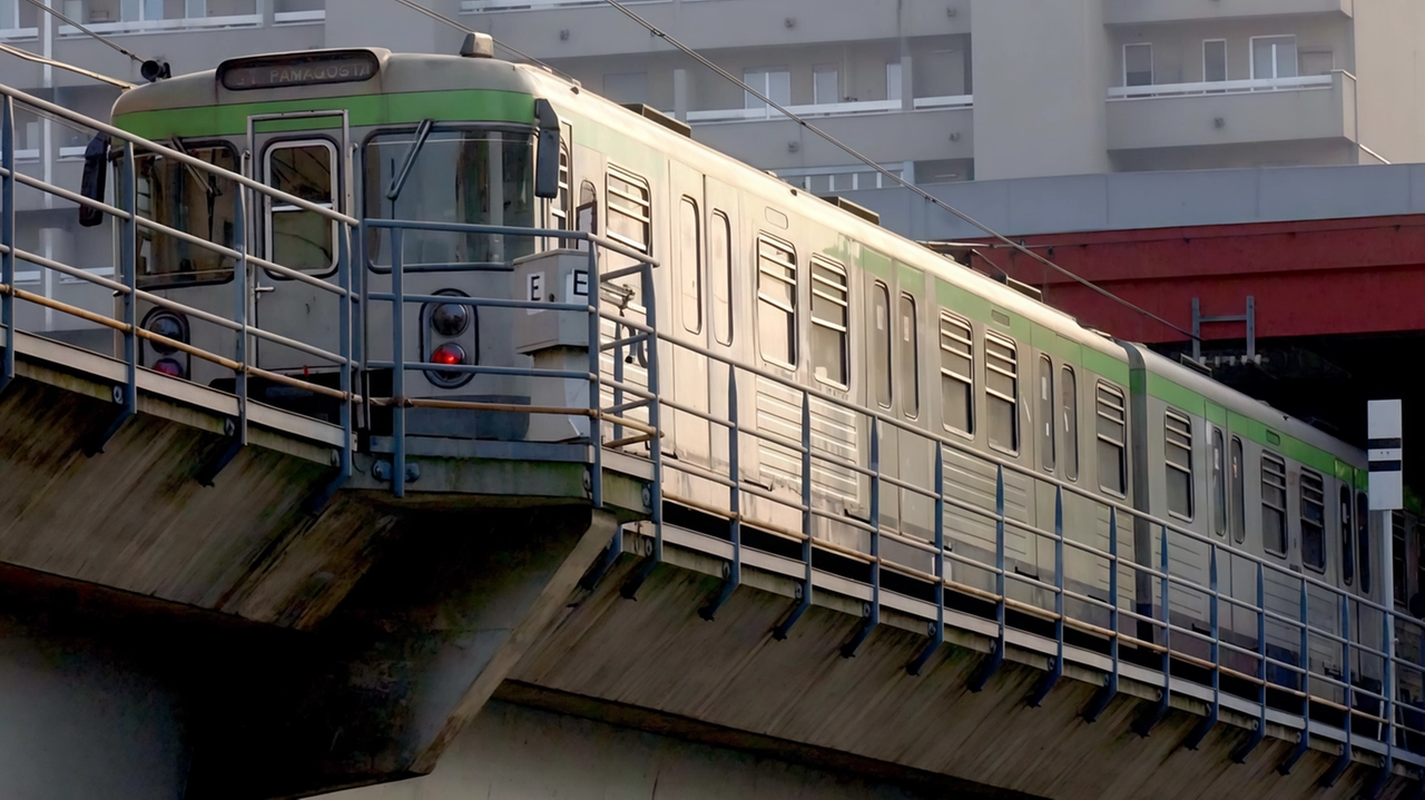 Il progetto di fattibilità è relativo ad una LRT: Light Rail Transito, ossia una metropolitana di superficie una metro leggera Il progetto di fattibilità è relativo ad una LRT: Light Rail Transito, ossia una metropolitana di superficie una metro leggera