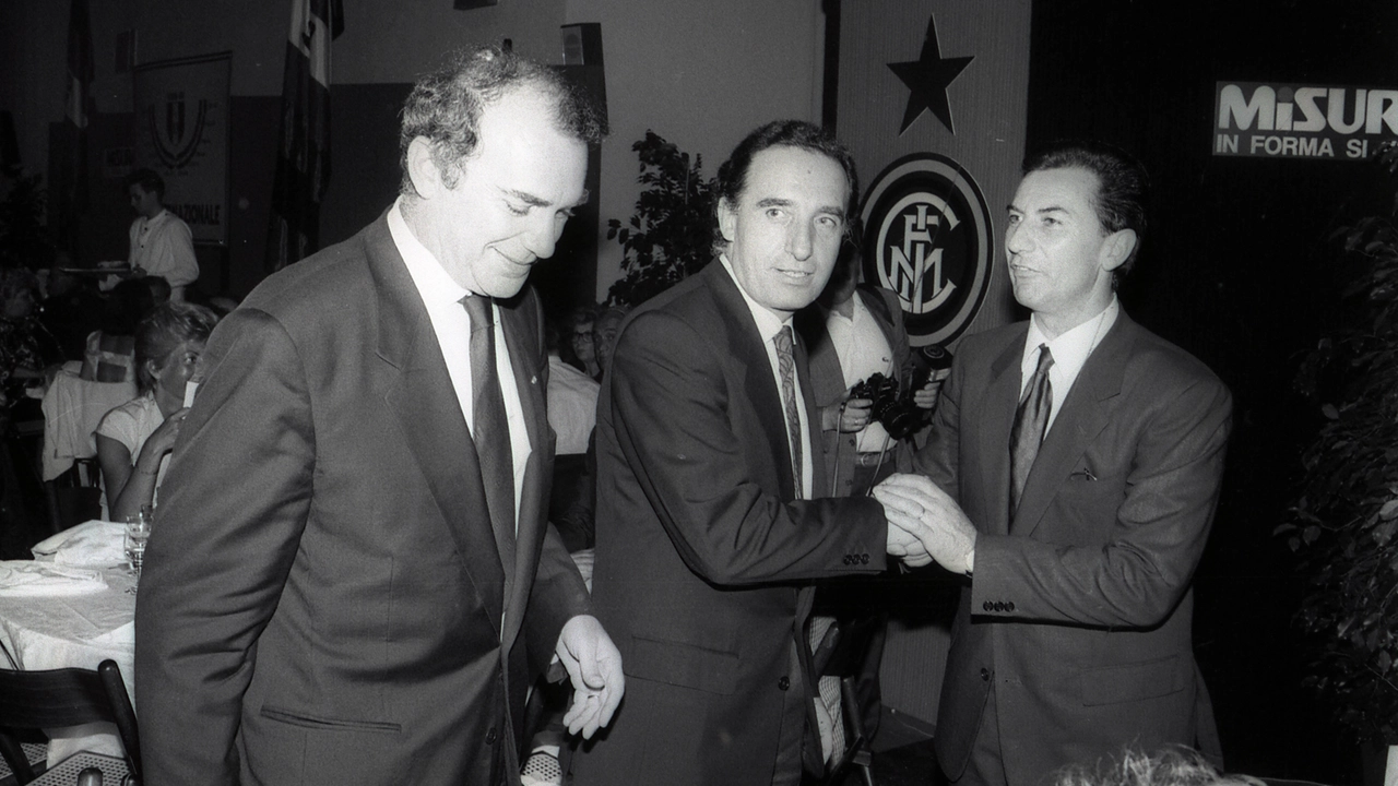 Ernesto Pellegrini, primo da sinistra, con l'allora sindaco di Milano Paolo Pillitteri alla festa scudetto dell'Inter nel 1989 Ernesto Pellegrini, primo da sinistra, con l'allora sindaco di Milano Paolo Pillitteri alla festa scudetto dell'Inter nel 1989