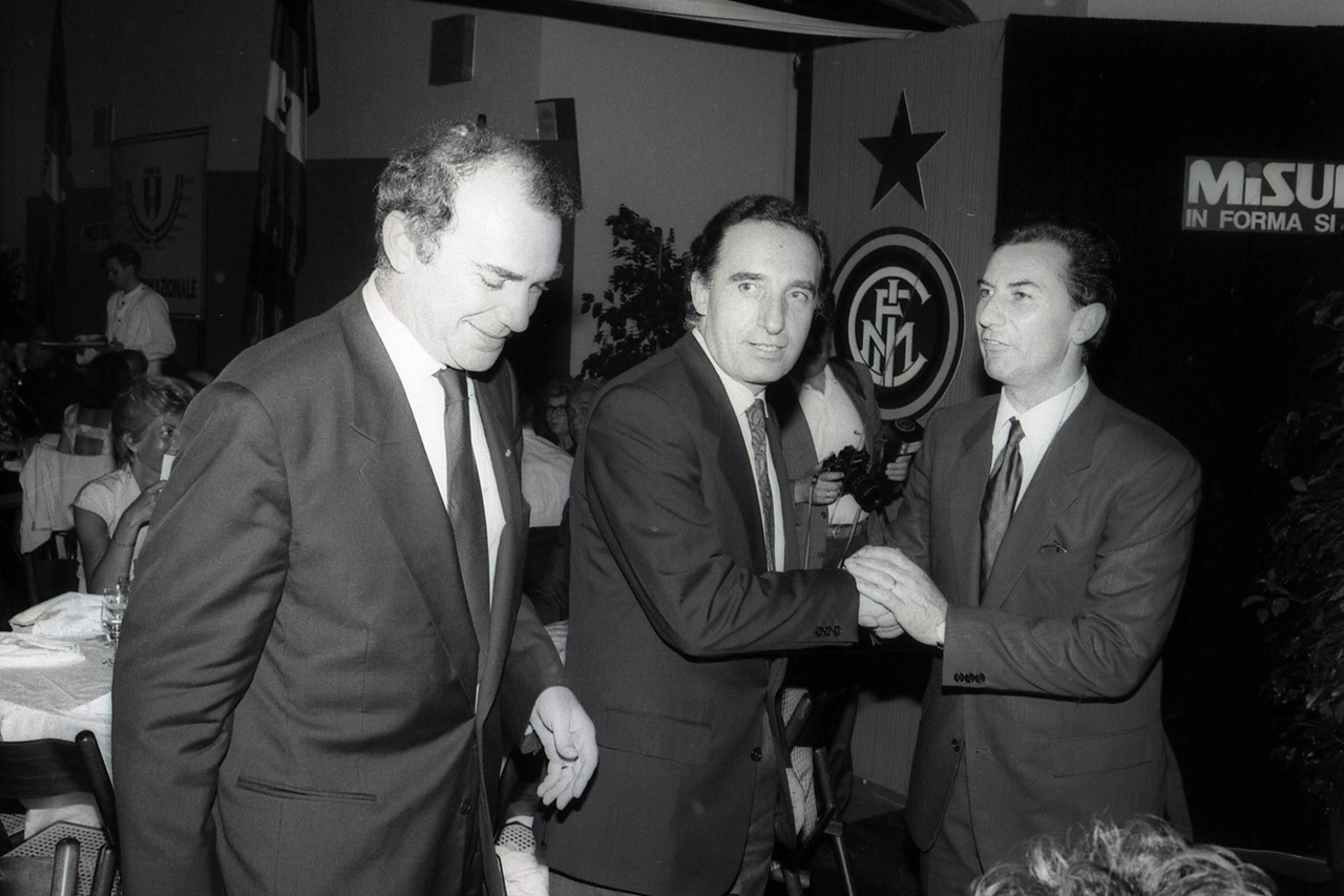 Ernesto Pellegrini, primo da sinistra, con l'allora sindaco di Milano Paolo Pillitteri alla festa scudetto dell'Inter nel 1989