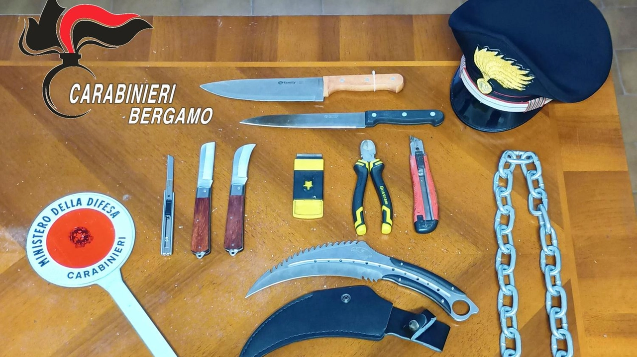 Tre uomini già noti alle forze dell’ordine sono finiti nei guai per porto abusivo di armi. È accaduto a Bergamo,... Tre uomini già noti alle forze dell’ordine sono finiti nei guai per porto abusivo di armi. È accaduto a Bergamo,...