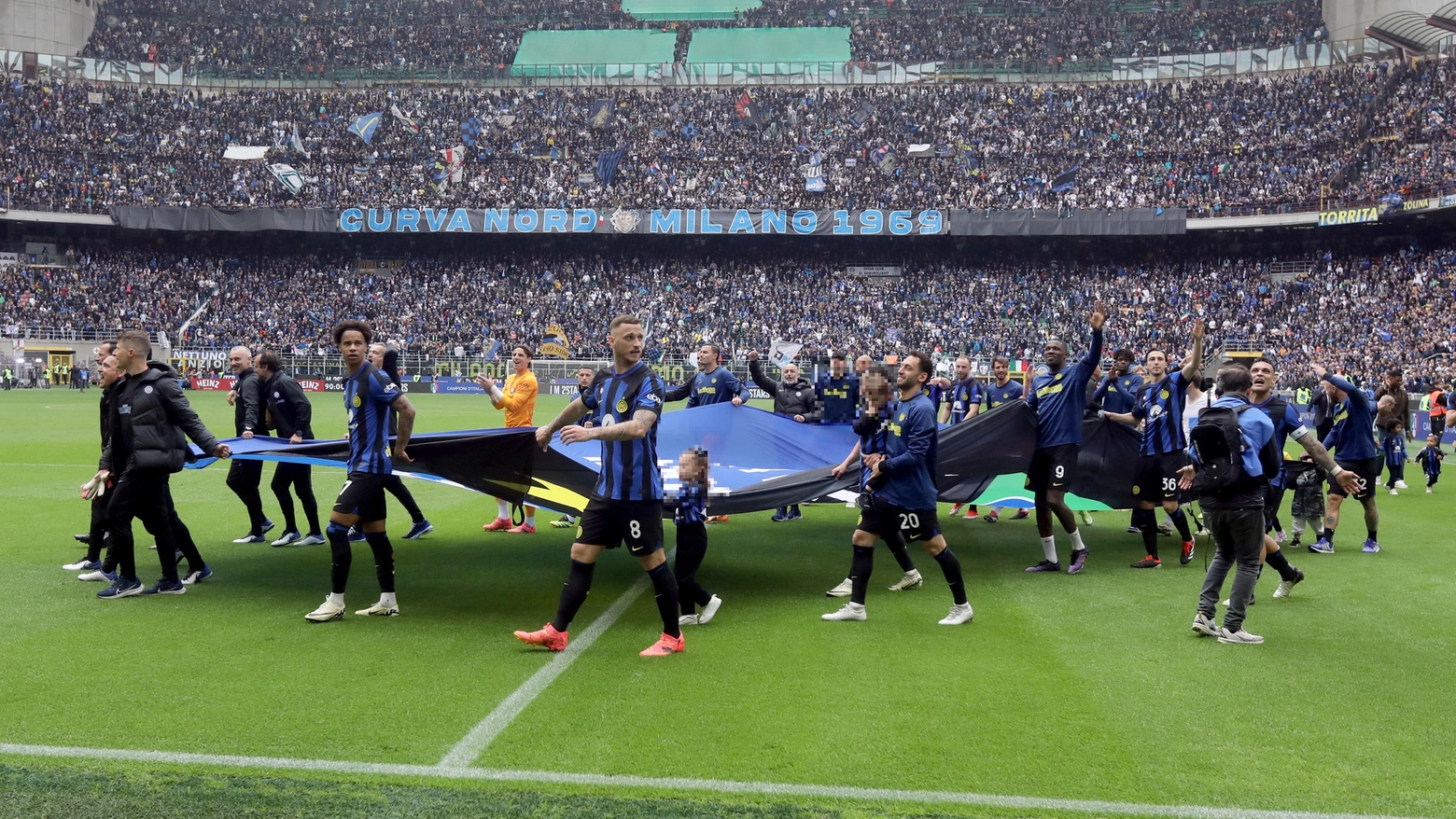 Inter in campo con lo striscione 'Campioni d'Italia'