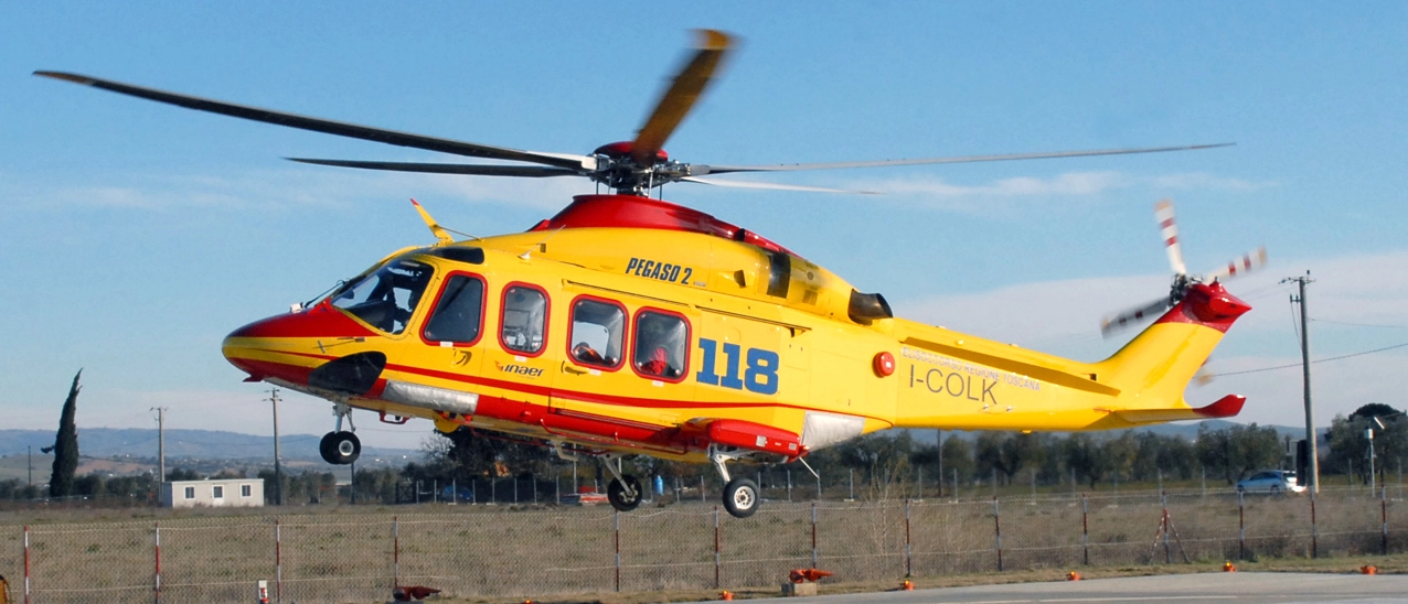 L’incidente è avvenuto a Frascarolo: l’uomo di 48 anni è caduto dal mezzo sul terreno dopo un volo di alcuni metri