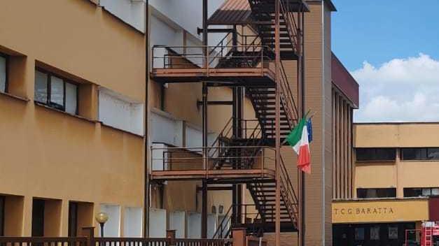 Rogo nel seminterrato. Evacuati 850 studenti