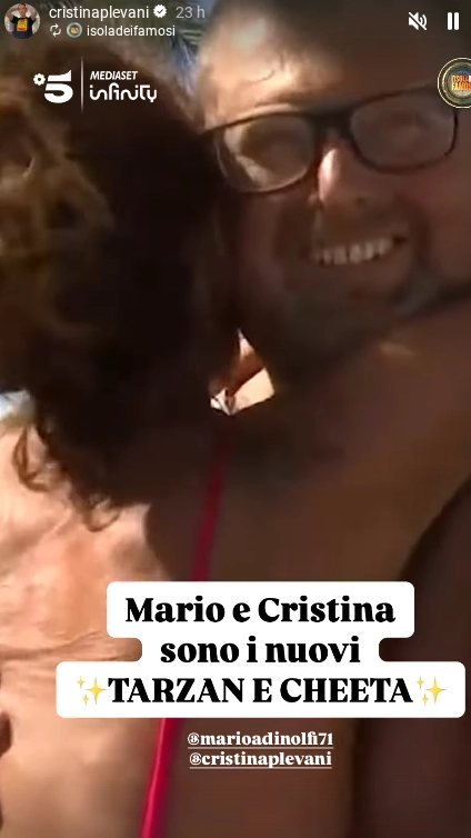 Un abbraccio tra Cristina e Mario Adinolfi (Frame video Isola dei Famosi Mediaset)