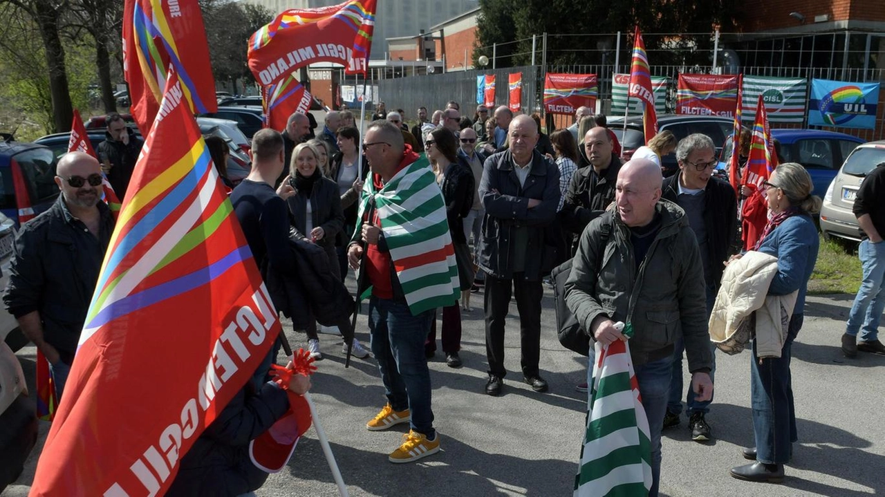 Sciopero e manifestazione alla storica azienda di colori per le belle arti. La proprietaria Fila ha intenzione di chiudere e delocalizzare in Gran Bretagna.