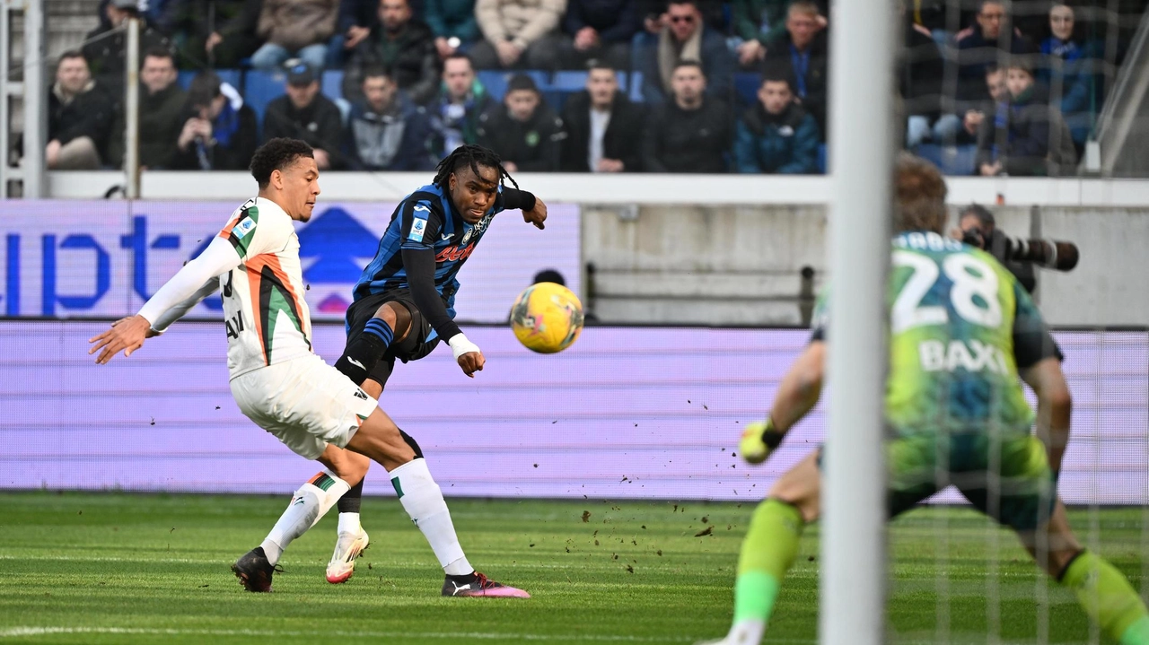 Ademola Lookman prova a sorprendere la difesa del Venezia, senza troppa fortuna. Tante le occasioni create ieri dai bergamaschi, parsi appesantiti dai carichi di lavoro Ademola Lookman prova a sorprendere la difesa del Venezia, senza troppa fortuna. Tante le occasioni create ieri dai bergamaschi, parsi appesantiti dai carichi di lavoro