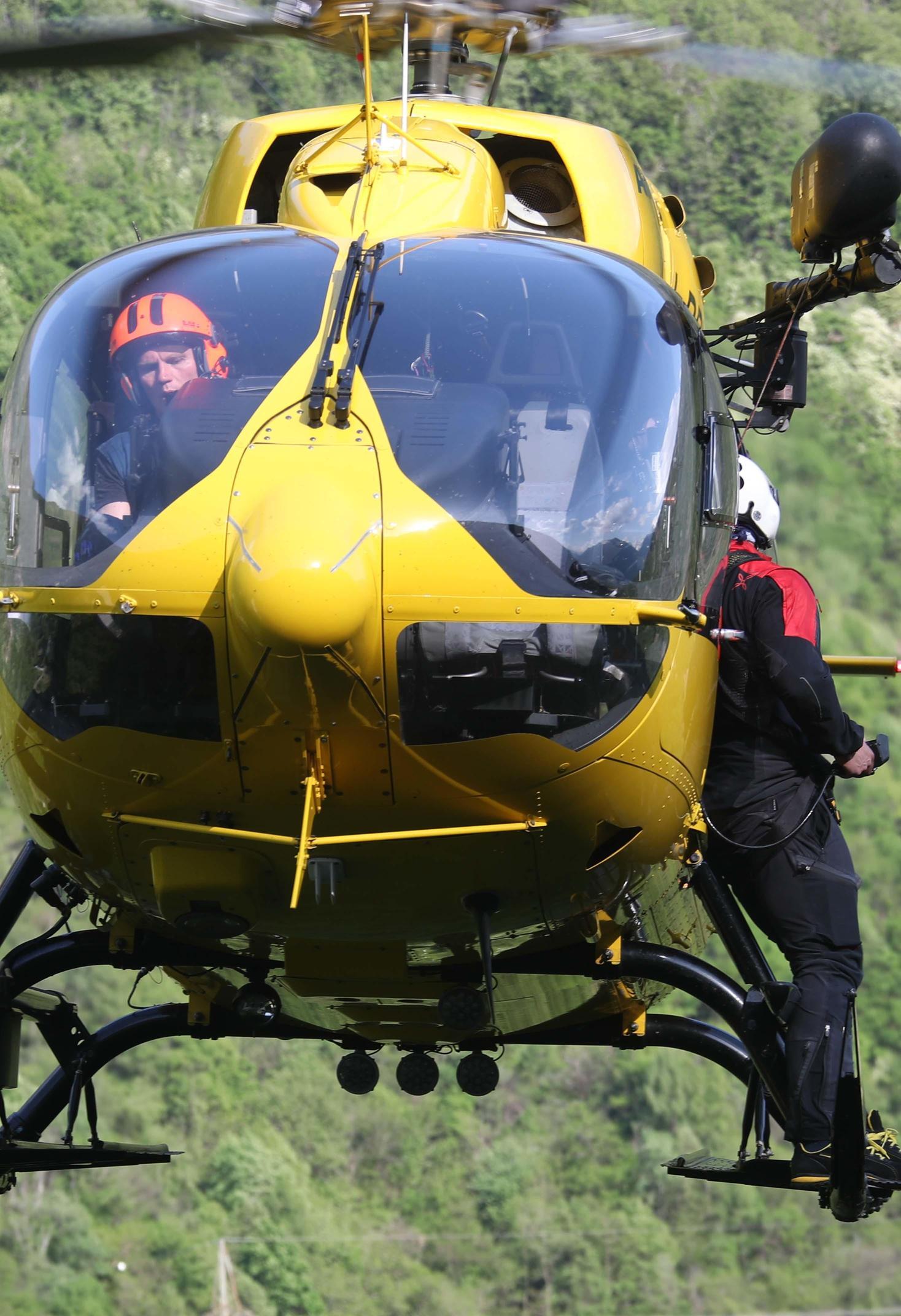 Nuova tragedia nei boschi . Anziana cade e muore. Inutili i soccorsi dei sanitari Nuova tragedia nei boschi . Anziana cade e muore. Inutili i soccorsi dei sanitari
