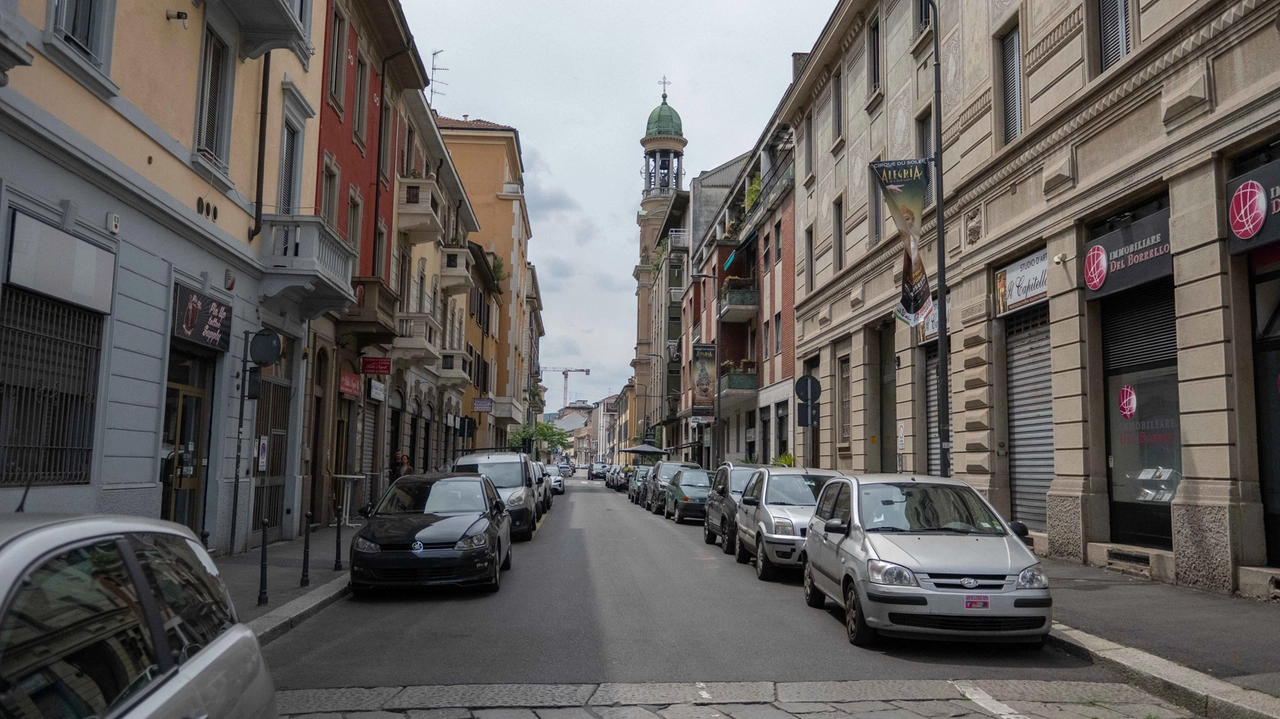 Giuseppe Di Marino, titolare di un negozio della zona Sotto, via Tagliamento con il campanile di San Luigi sullo sfondo (Foto Fasani) Giuseppe Di Marino, titolare di un negozio della zona Sotto, via Tagliamento con il campanile di San Luigi sullo sfondo (Foto Fasani)