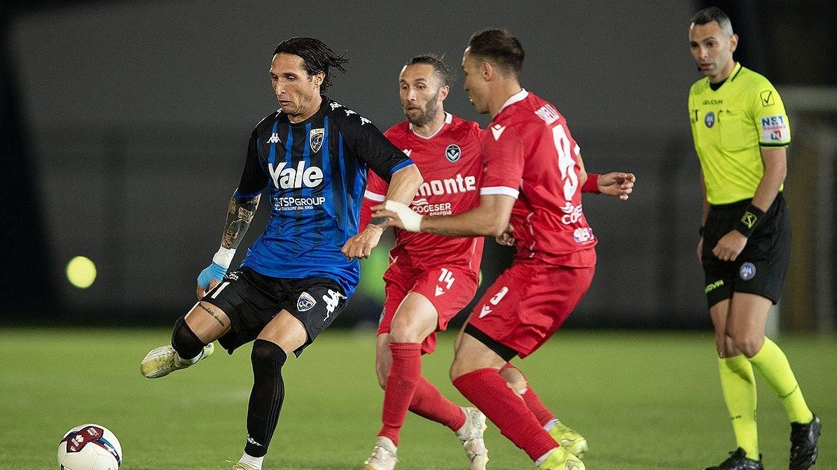 Calcio Serie C, il mercato si chiude con Alessandro Ovalle Santos e Nicola Anelli. Oggi alle 18 nerazzurri in campo dopo il successo di Crema al debutto.