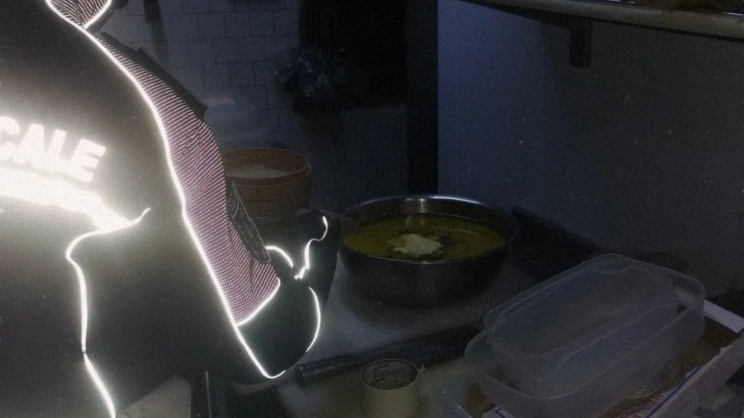 L'ispezione nella cucina del ristorante messo sotto sequestro L'ispezione nella cucina del ristorante messo sotto sequestro