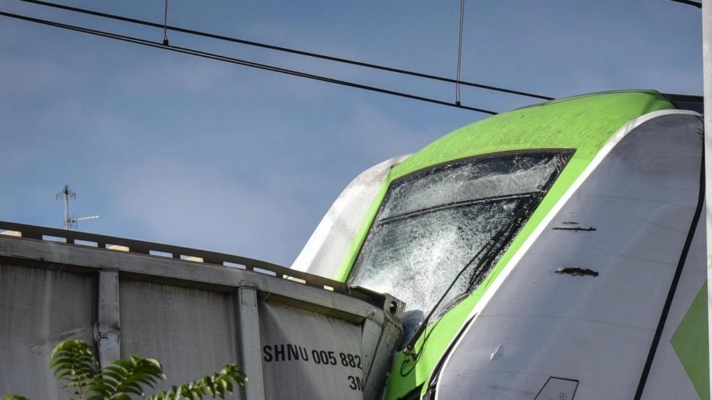 Il locomotore del treno schiantato contro il container caduto sui binari vicino alla stazione di Greco Il locomotore del treno schiantato contro il container caduto sui binari vicino alla stazione di Greco