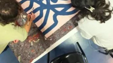 Due quadri che sono un simbolo di ripartenza, ma anche un dono di cui potranno beneficiare ragazzi della loro... Due quadri che sono un simbolo di ripartenza, ma anche un dono di cui potranno beneficiare ragazzi della loro...