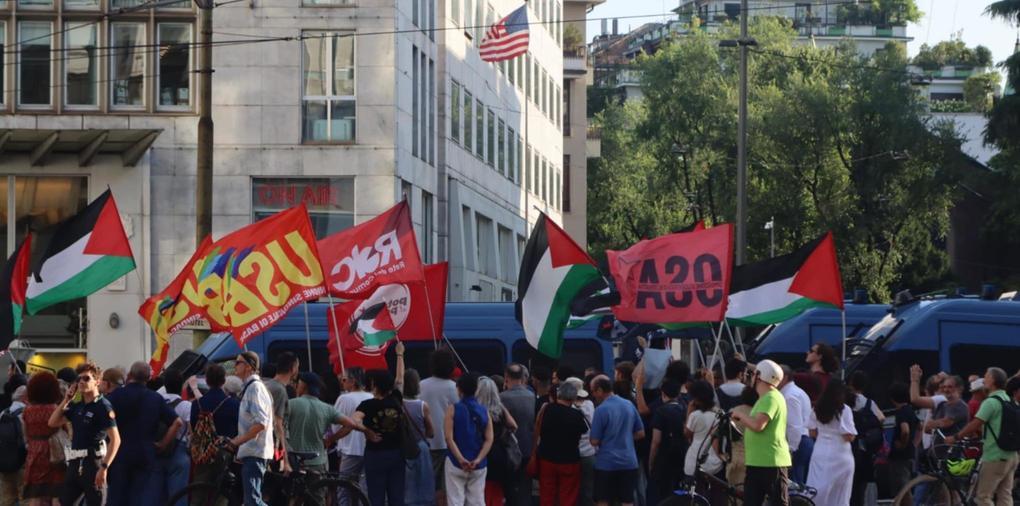 "Fermiamo la guerra", folla al Consolato Usa "Fermiamo la guerra", folla al Consolato Usa