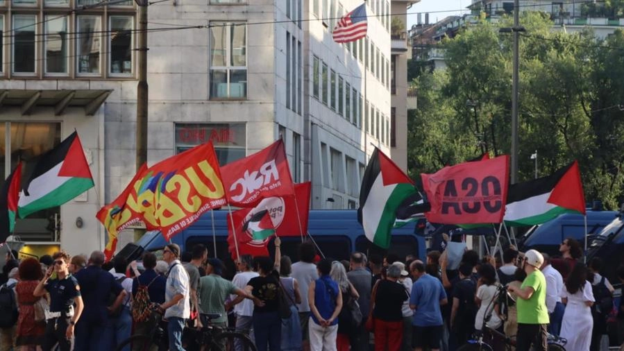 Un centinaio di persone si è radunato ieri sera ai piedi della sede del Consolato Usa in via Turati, in... Un centinaio di persone si è radunato ieri sera ai piedi della sede del Consolato Usa in via Turati, in...