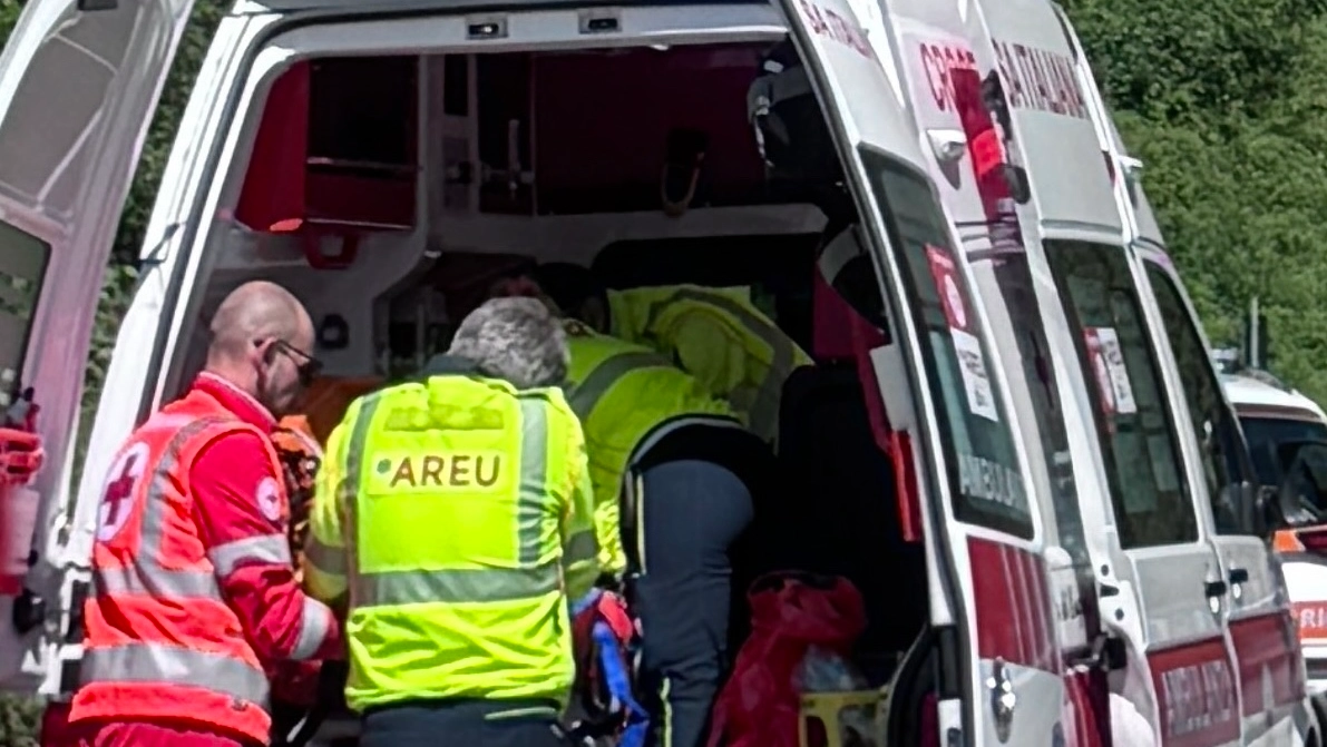 I soccorsi al raviolificio a Cosio Valtellino per un incidente sul lavoro (ANSA/ANP) I soccorsi al raviolificio a Cosio Valtellino per un incidente sul lavoro (ANSA/ANP)