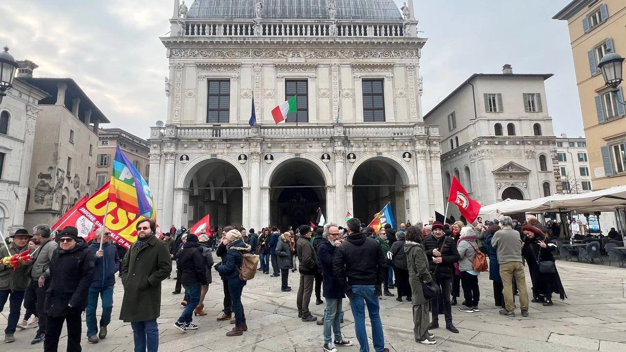 Piazza Loggia per i manifestanti non è una piazza normale. È uno spazio simbolo.. Il. 28 maggio 74 ci fu una delle. stragi più gravi del dopoguerra