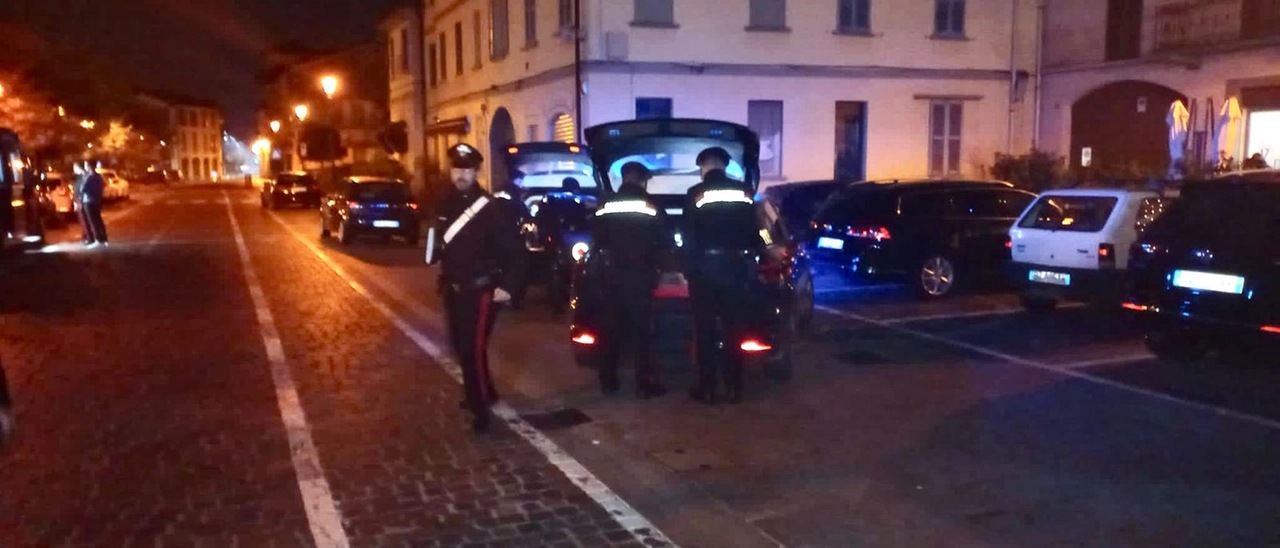 Como, scoppia una lite in strada: giovane gravemente ferito a una coscia da un 28enne armato di coltello e ascia