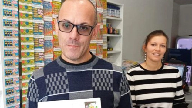 Massimiliano Brembilla con la moglie Daniela, gestori della tabaccheria di Mozzo