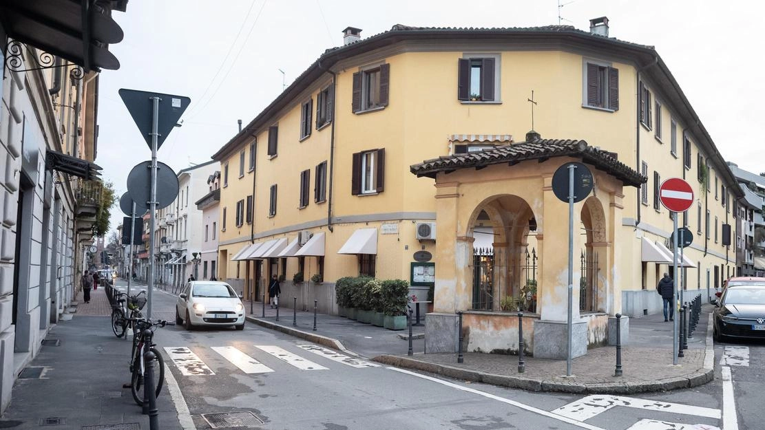 Da un lato la chiesa di San Martino e un campanile del ‘400. Dall’altro la Cappelletta, un antico altare... Da un lato la chiesa di San Martino e un campanile del ‘400. Dall’altro la Cappelletta, un antico altare...