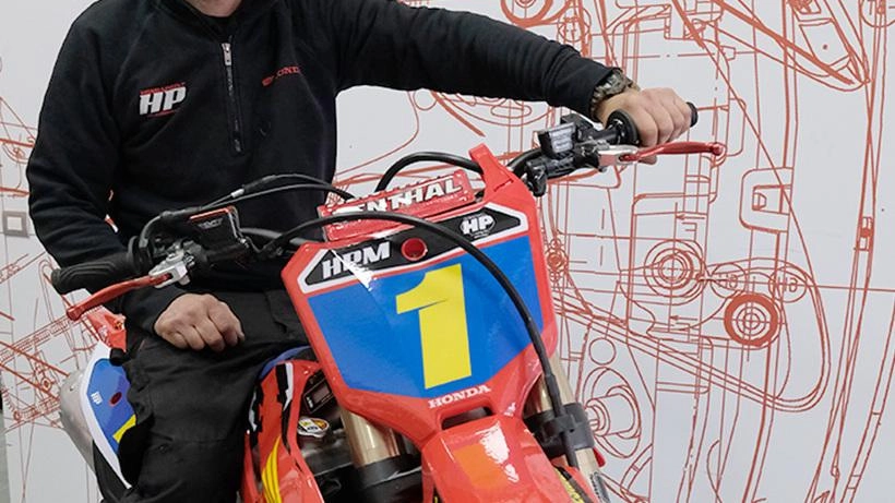 L’amico Tom Porta, artista e grande appassionato di moto, gli ha tirato un bello scherzo: gli ha regalato la licenza...
