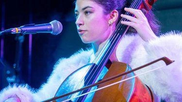 Da oggi sarà in radio "Nuvole", il singolo d’esordio della giovane cantautrice e violoncellista pavese Diletta Fosso. La quattordicenne che... Da oggi sarà in radio "Nuvole", il singolo d’esordio della giovane cantautrice e violoncellista pavese Diletta Fosso. La quattordicenne che...