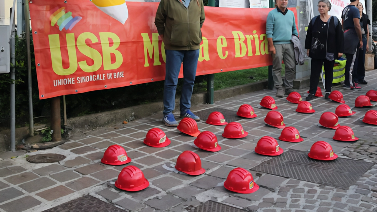I caschetti da lavoro rossi depositati a terra in segno di lutto in largo Mazzini I caschetti da lavoro rossi depositati a terra in segno di lutto in largo Mazzini