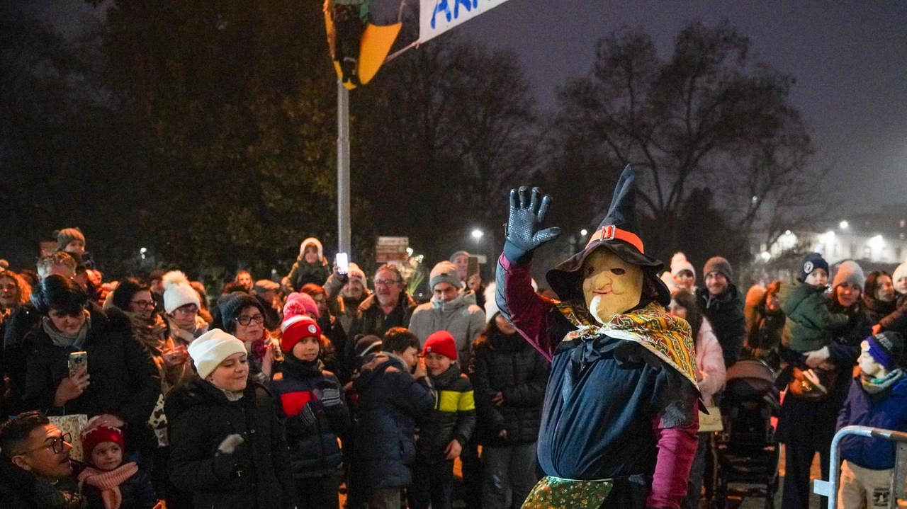 La Befana dei vigili del fuoco di Casalpusterlengo ieri pomeriggio in piazza della Repubblica tra i bambini entusiasti La Befana dei vigili del fuoco di Casalpusterlengo ieri pomeriggio in piazza della Repubblica tra i bambini entusiasti