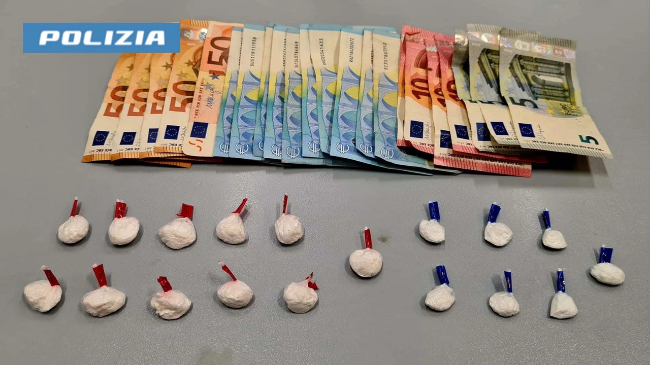 Droga e banconote sequestrate dagli agenti di polizia Droga e banconote sequestrate dagli agenti di polizia