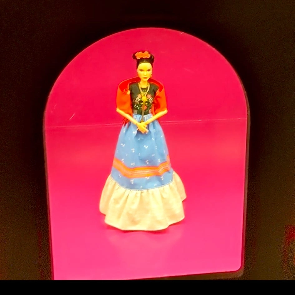 Barbie Frida Kahlo alla mostra 'Barbie: A Cultural Icon Exhibition '