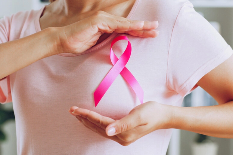Il fiocco simbolo della prevenzione al tumore al seno (foto d'Ansa)