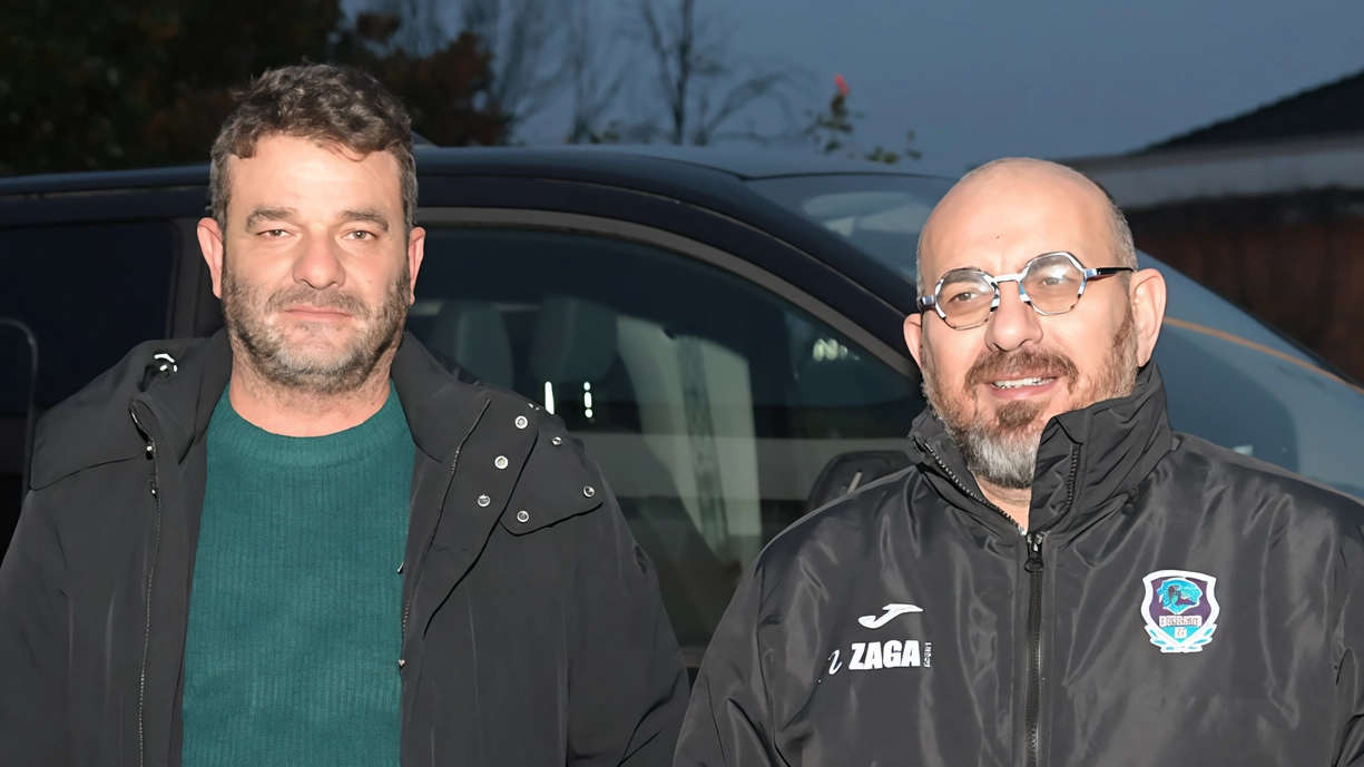 Il presidente del Bitonto C5 Silvano Intini e il responsabile comunicazione Francesco Cambione davanti al pulmino Il presidente del Bitonto C5 Silvano Intini e il responsabile comunicazione Francesco Cambione davanti al pulmino