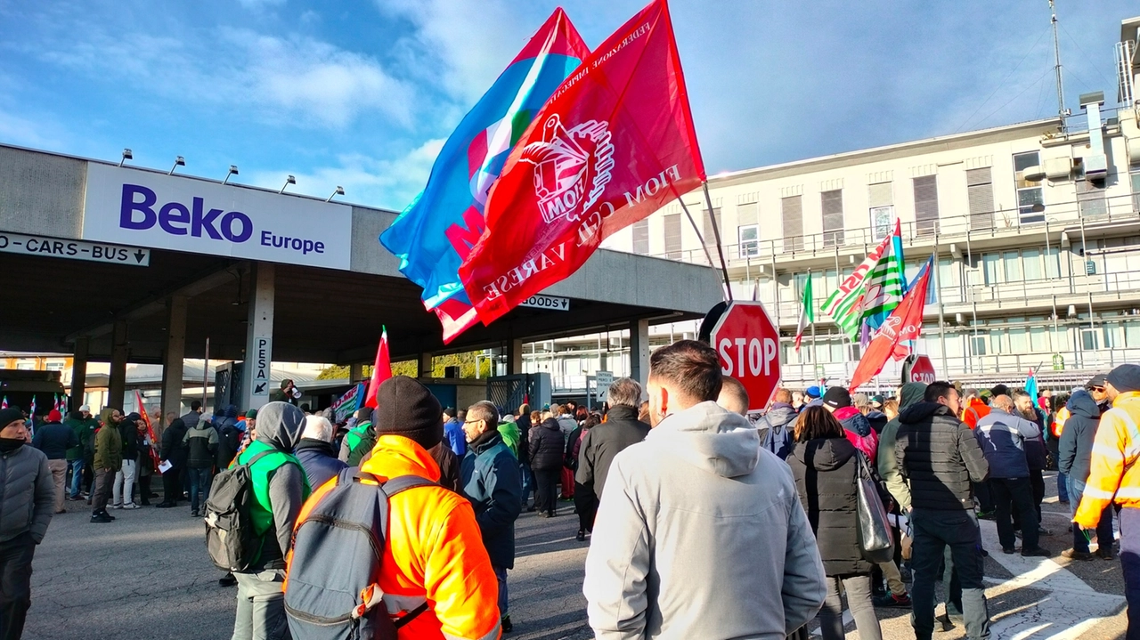 I lavoratori del sito produttivo di Cassinetta di Biandronno durante la protesta divisi tra stati d’animo opposti Da una parte il desiderio di lottare dall’altra poche speranze I lavoratori del sito produttivo di Cassinetta di Biandronno durante la protesta divisi tra stati d’animo opposti Da una parte il desiderio di lottare dall’altra poche speranze