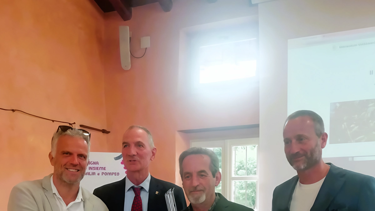 La cerimonia di consegna del Premio Bonomo a Villa Galnica di Puegnago del Garda sede del Consorzio La cerimonia di consegna del Premio Bonomo a Villa Galnica di Puegnago del Garda sede del Consorzio
