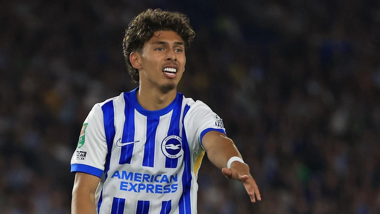 Jeremy Sarmiento con la maglia del Brighton