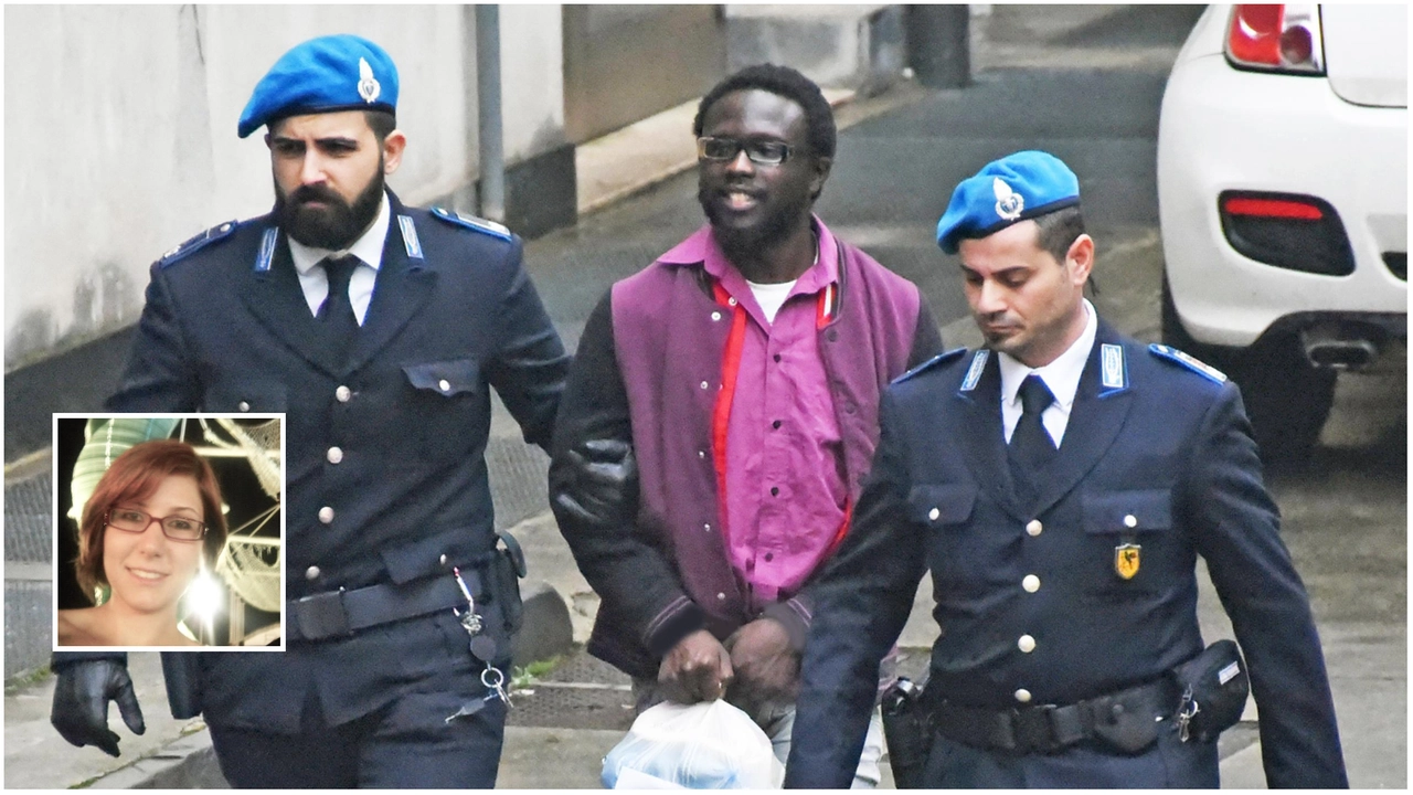 Moussa Sangare all'ingresso in tribunale per la prima udienza del processo in cui è unico imputato per l'omicidio di Sharon Verzeni (nel riquadro) Moussa Sangare all'ingresso in tribunale per la prima udienza del processo in cui è unico imputato per l'omicidio di Sharon Verzeni (nel riquadro)