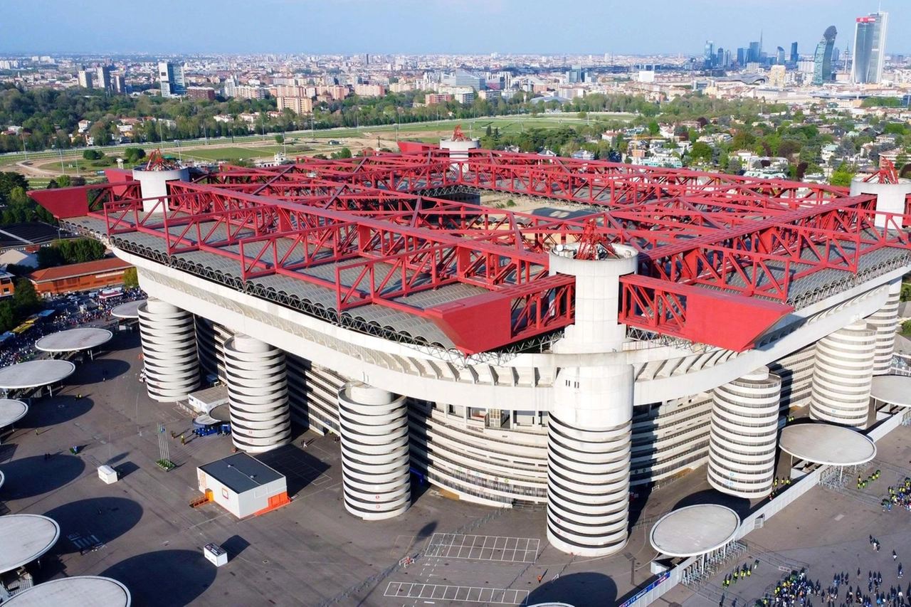 Una panoramica aerea dello stadio Meazza, che può vantarsi d'essere lo stadio più titolato al mondo. Ha una capienza di 75.817 posti