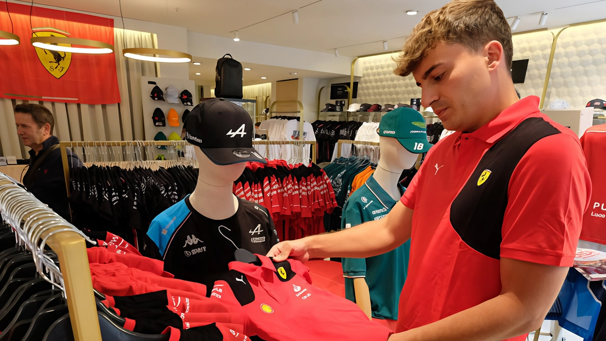 I negozi del centro stanno “vestendo“ vetrine e scaffali nel segno della passione per la Formula 1 I negozi del centro stanno “vestendo“ vetrine e scaffali nel segno della passione per la Formula 1