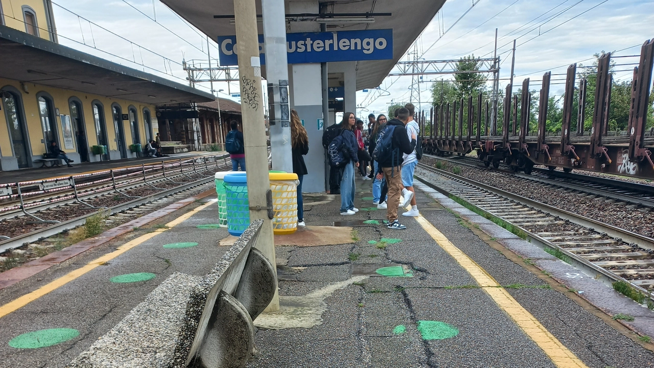 Pendolari alla stazione di Casalpusterlengo Pendolari alla stazione di Casalpusterlengo