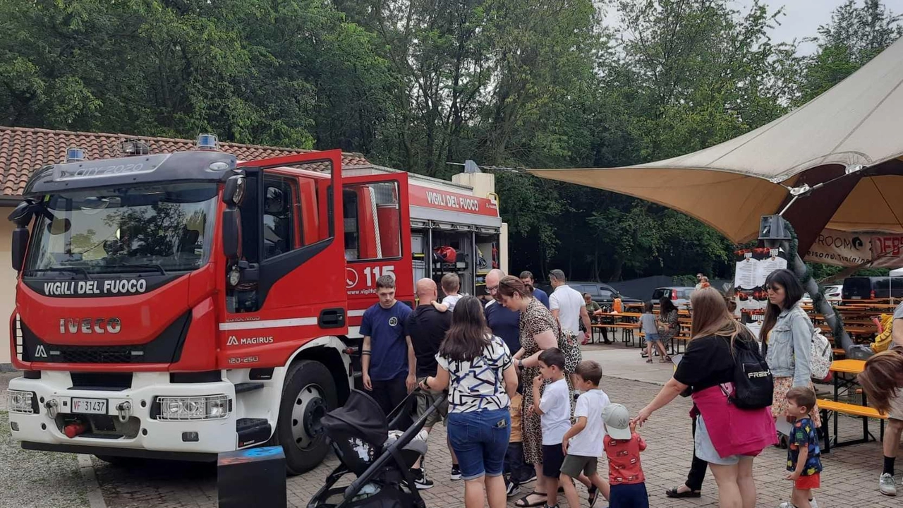 Un momento del’iniziativa “Un giorno da pompiere” organizzata dai Vigili del Fuoco per tutta la famiglia Un momento del’iniziativa “Un giorno da pompiere” organizzata dai Vigili del Fuoco per tutta la famiglia