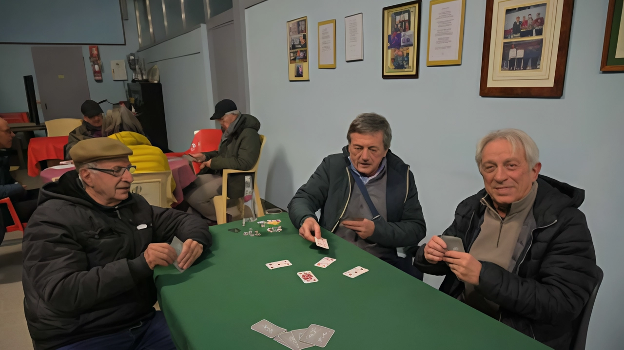 Gli amici pensionati impegnati in una delle loro partite a scopa Gli amici pensionati impegnati in una delle loro partite a scopa