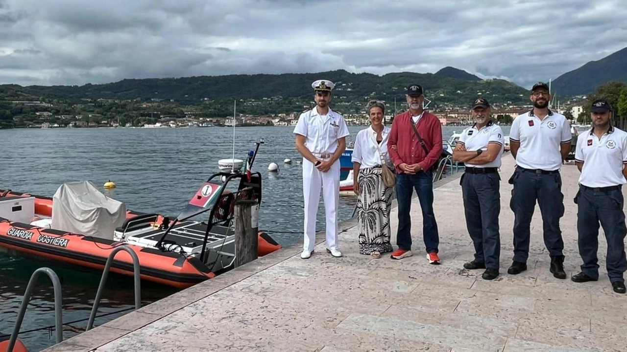 Il turista tedesco con i militari della guardia Costiera Il turista tedesco con i militari della guardia Costiera